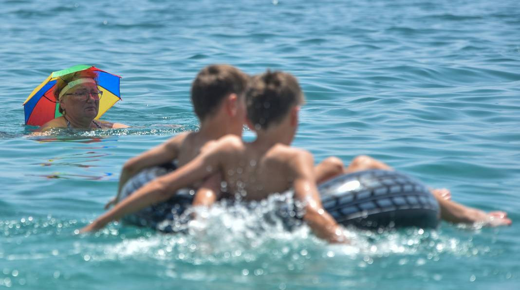 Antalya'da sıcaklık 43,7 dereceye yükseldi. Vatandaşlar sahile akın etti - Resim: 11